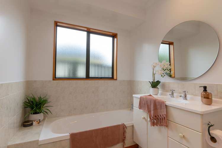 284 College Street West End_11