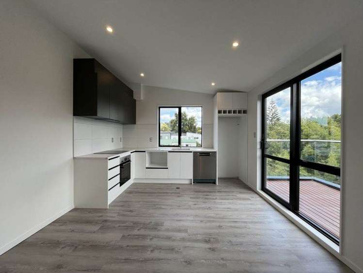 8/18 Sylvan Crescent Te Atatu South_1