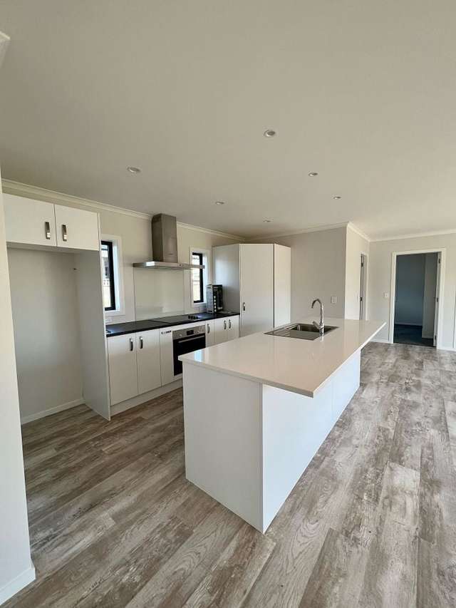 3 bedroom, 2 bathroom + large deck Paraparaumu