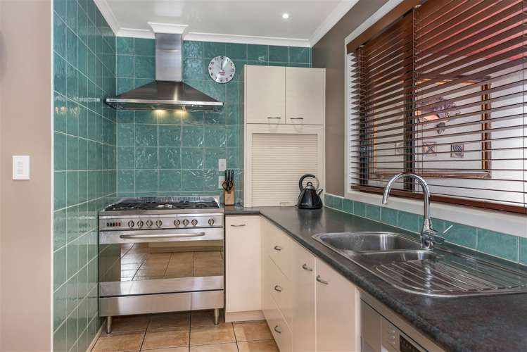 6 Marine Parade Mellons Bay_27