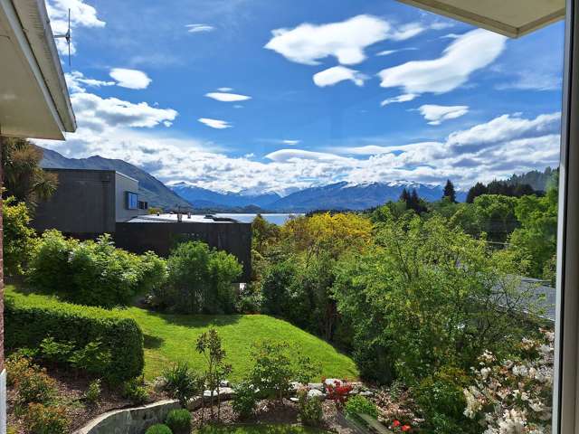 Central Wanaka home -spacious with great views