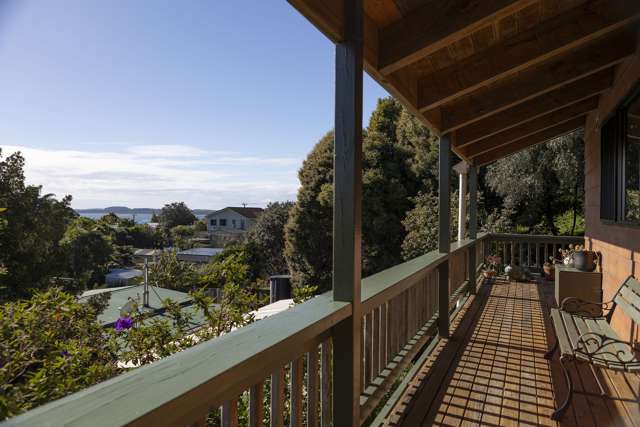 Stylish Home, Sunny Decks, Views and Lush Gardens