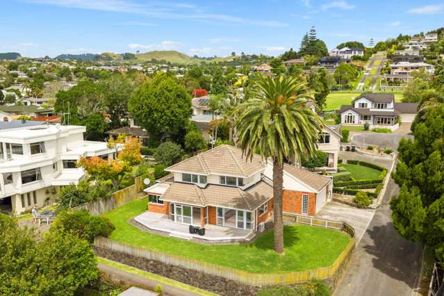 Hidden Treasure with Harbour Views