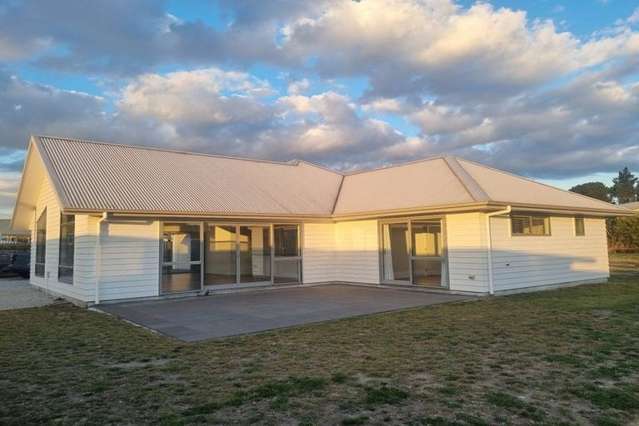 Peaceful Motuoapa Family Living