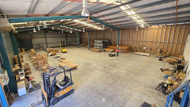 Sizeable warehouse in Maleme Business Park