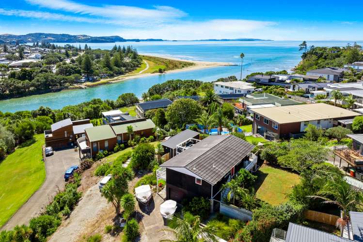 44 Amorino Drive Red Beach_24