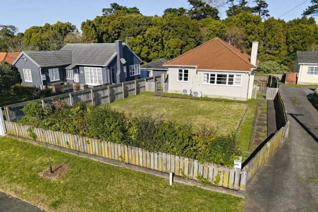 Character weatherboard home on 991sqm in Otahuhu