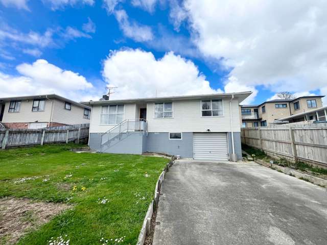 3 Bed 1 Bath Home in sought after Pakuranga