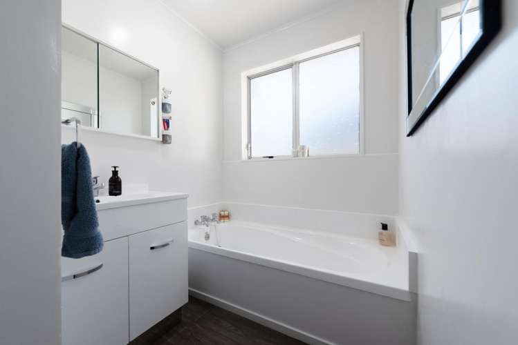 1/19 Yarrow Place Papakowhai_14