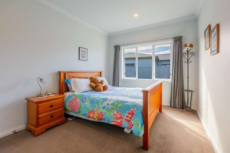 32 Heynes Place Clive_7