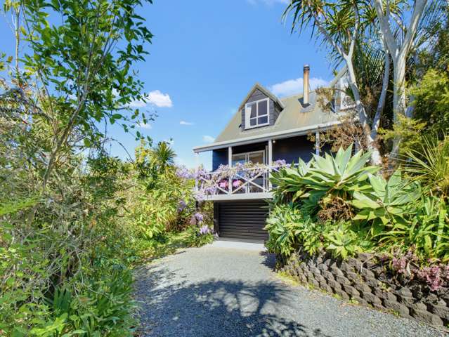 "Wisteria Cottage" with Views on 1.17 ha