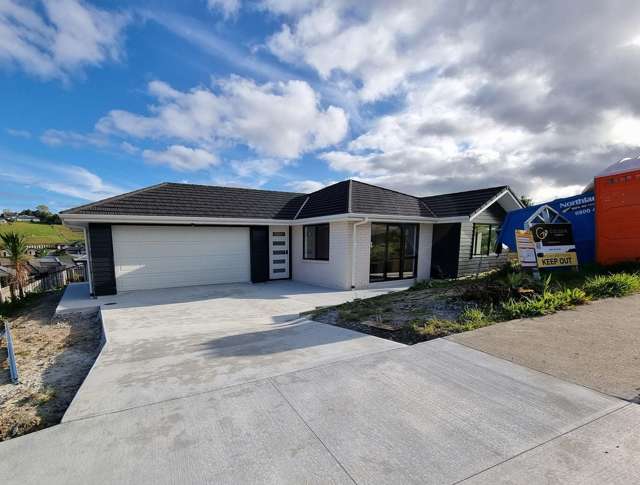 Modern 4-Bedroom Family Home in The Meadows
