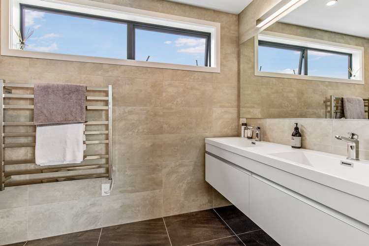 32 Defender Crescent Beachlands_13