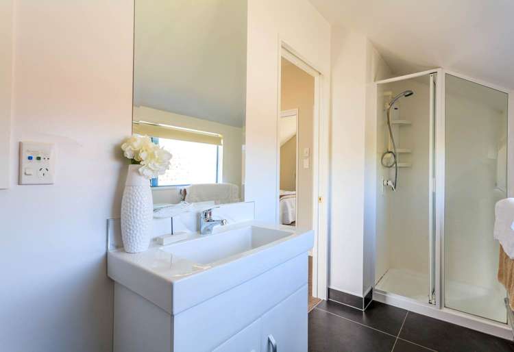 83 Old Lake Road Narrow Neck_17