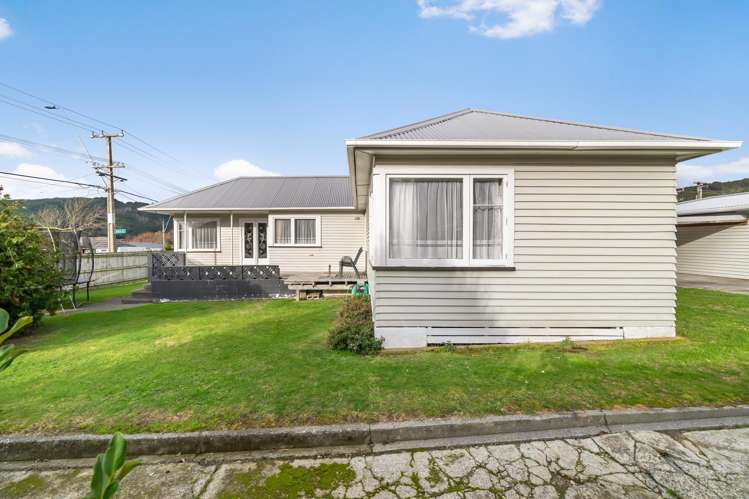 2 Davis Grove Wainuiomata_16