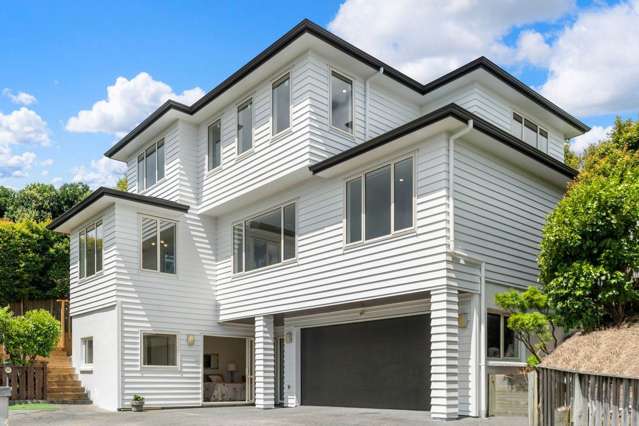 Spacious 6-Bedroom Family Home in Hauraki