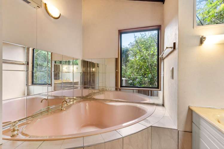 416 Scenic Drive Waiatarua_15