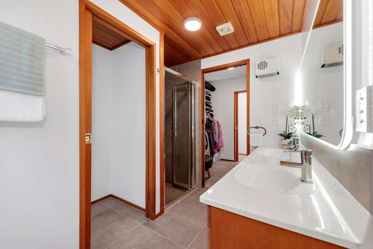 4 Dorrington Place Eastern Beach_39