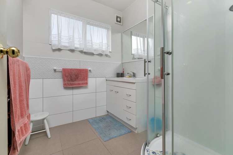 2/218 Sunnynook Road Totara Vale_10