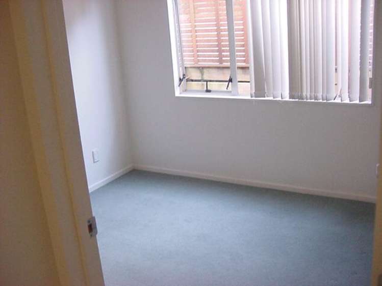 1/57 Gladstone Road Northcote_4