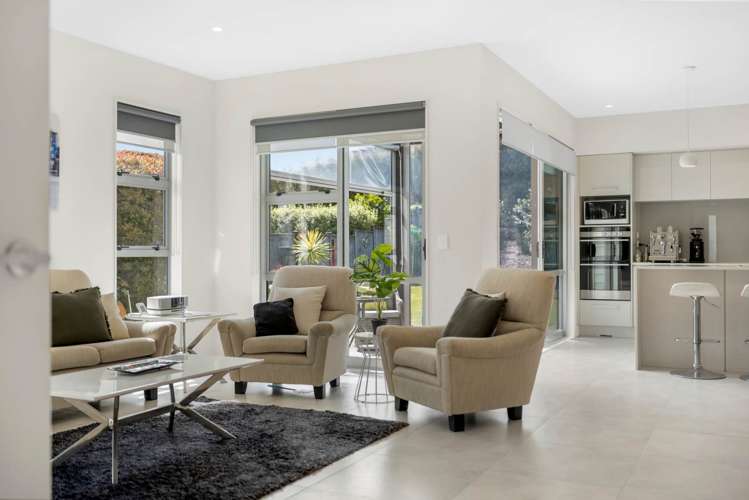 6 Lydiard Place Beachlands_16