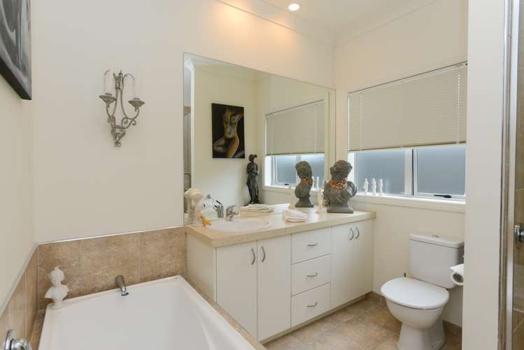 16 Heynes Place Clive_18