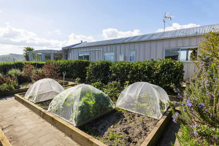 327 and 327a Taurau Valley Road Muriwai_29