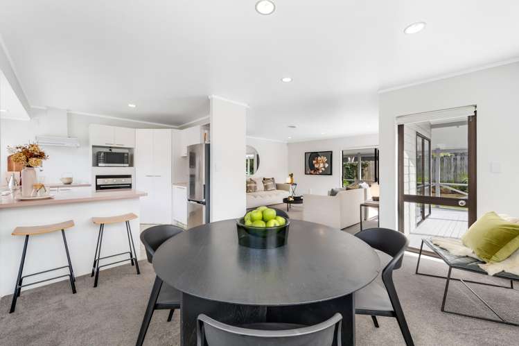 7 Pinewood Grove Botany Downs_9