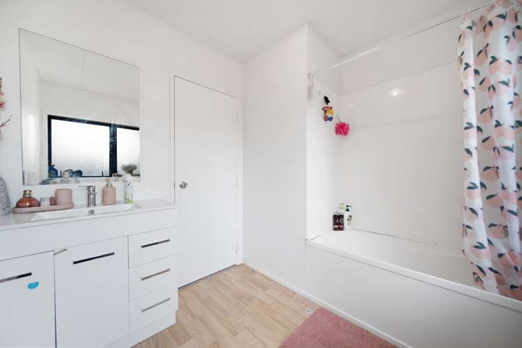 2/36 Convair Crescent Mangere_10