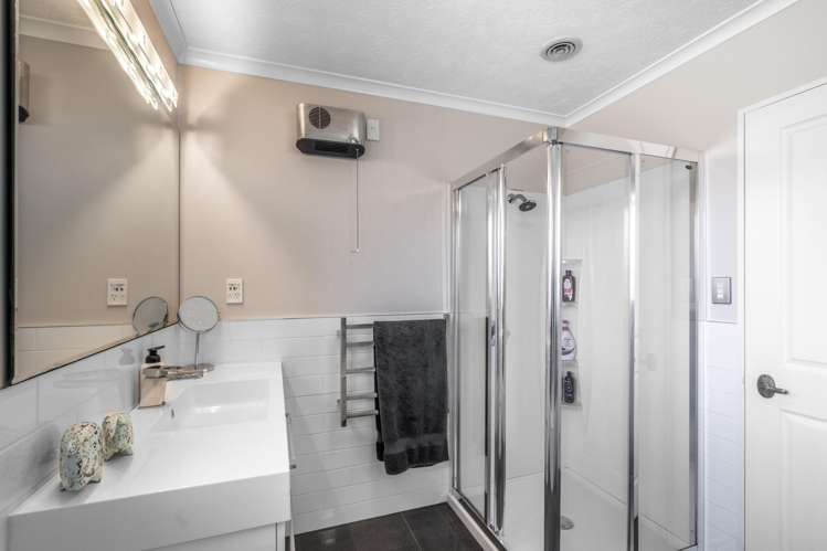 700 Queens Drive Waikiwi_13