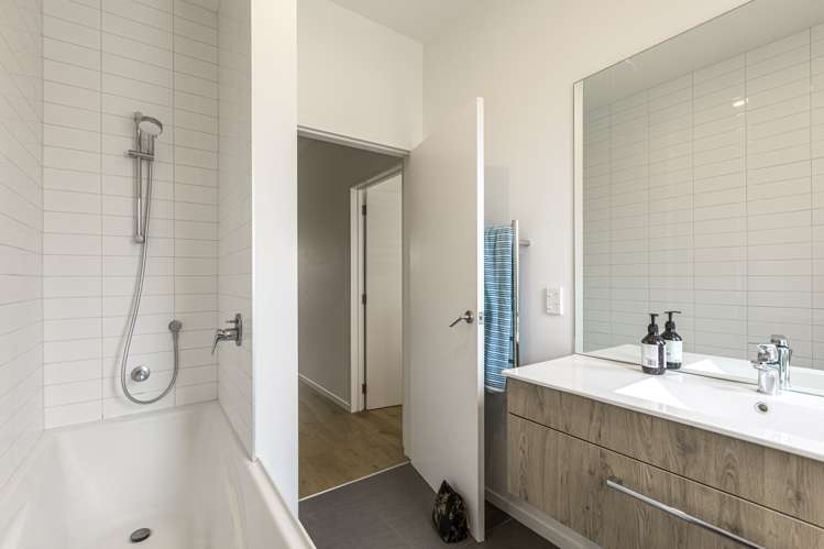 2/37 Glen Atkinson Street St Heliers_14