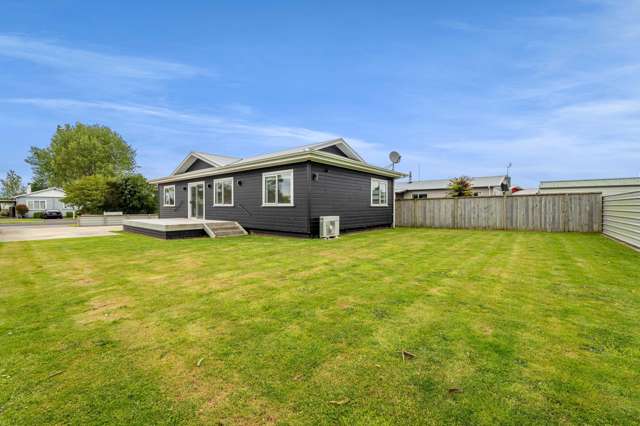 LOW MAINTENACE INVESTMENT - IMMEDIATE POSSESSION!