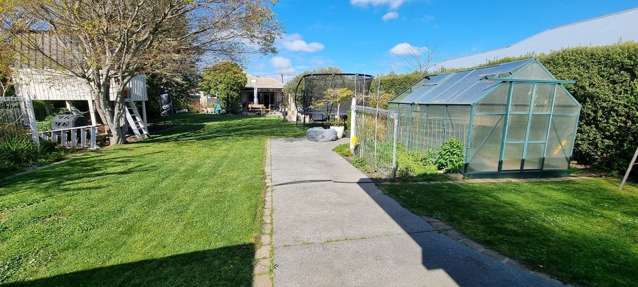 Cozy 4-Bedroom Home in Russley