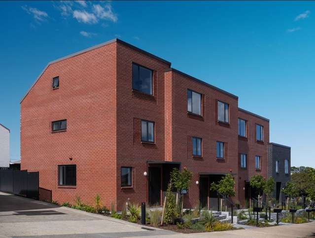 Modern Comfort Meets Prime Location – 3BR in Mount