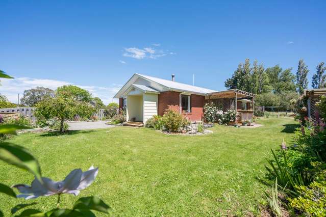 451 Lake Road South Leeston_1