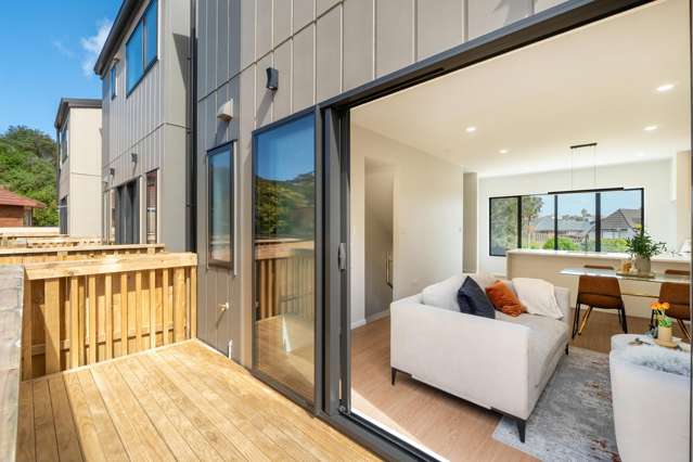 Standalone Home in Mount Roskill! Must Be Sold!