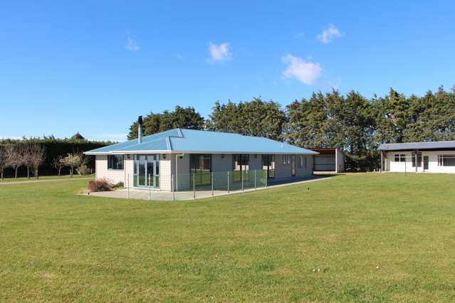 Modern Living in a Prime Position - 14 Hectares