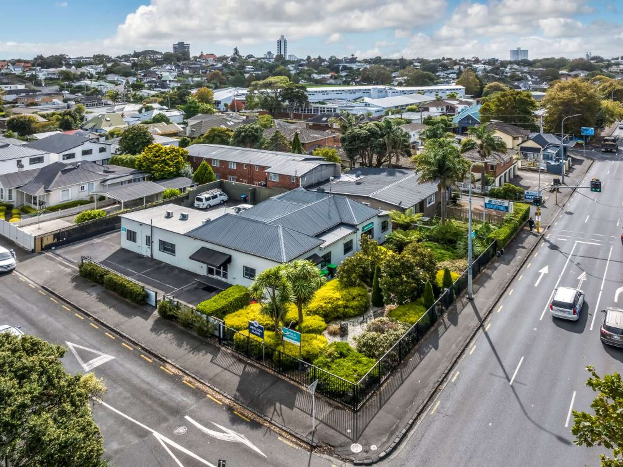 Remuera corner site with medical tenants up for grabs