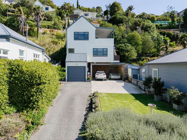 Sun, Space & Spectacular Views on Bluff Hill