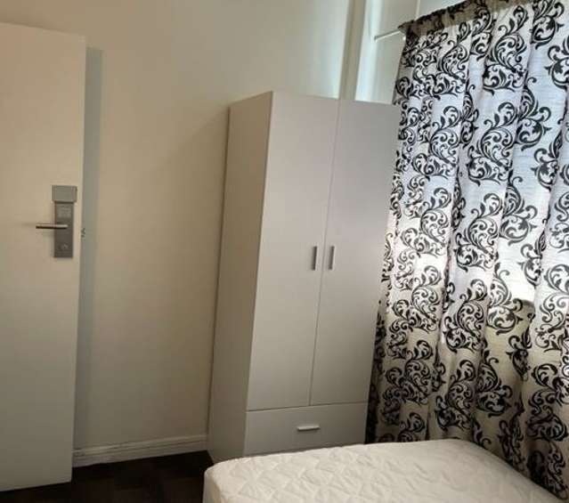 Room 2G/35 Vivian Street 2185_2