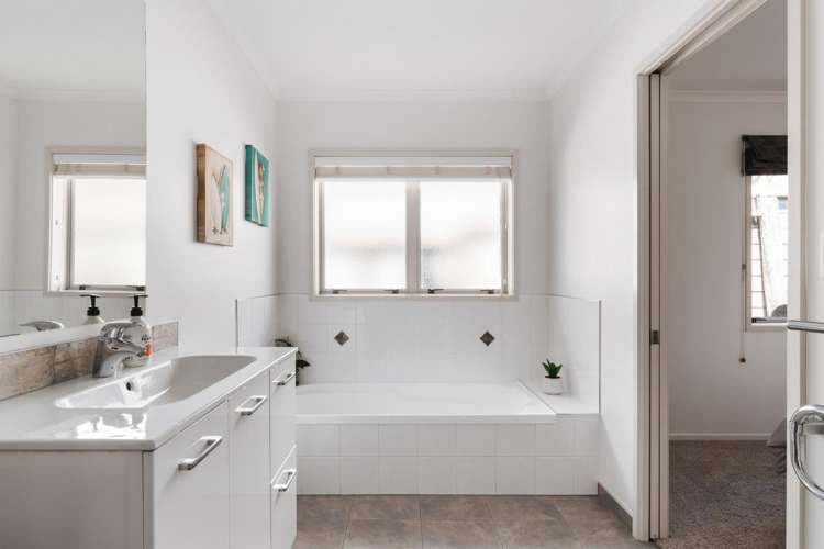 8 Waiorakei Way Welcome Bay_18