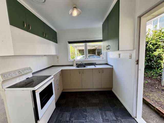 Cozy One-Bedroom Flat with Private Entrance and Parking