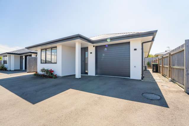 Modern & Low-Maintenance Living!