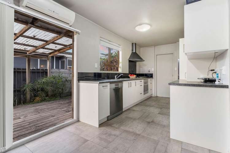 2/41 Challen Close Conifer Grove_6