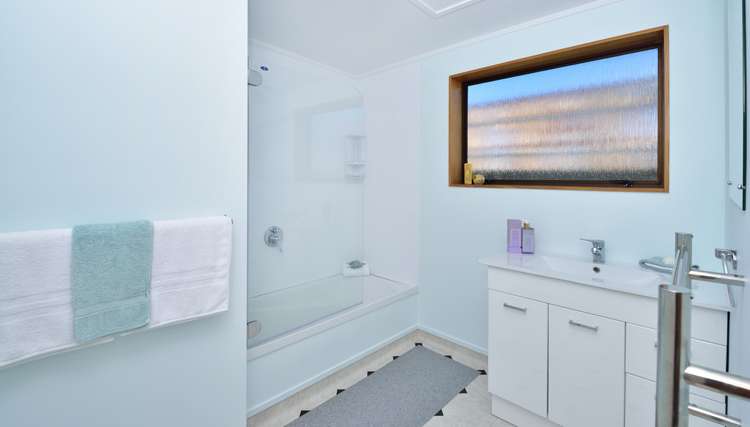 27a Roberts Road Matakatia_11