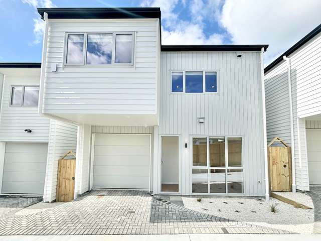 Brand New Family Home in Prestigious Sunnyhills