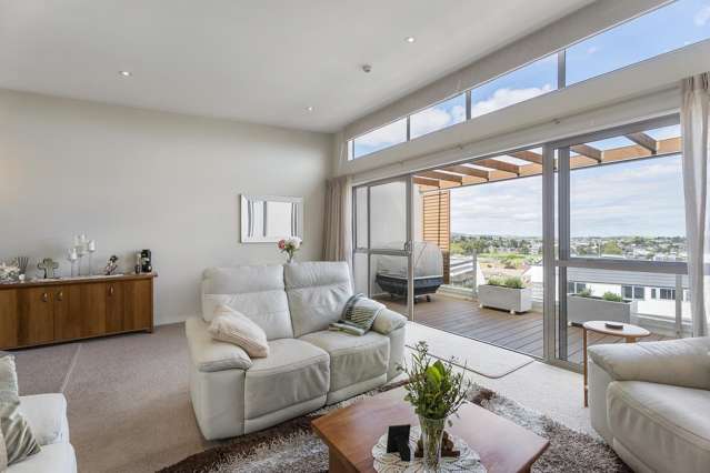 Lock and leave living in the heart of Howick!