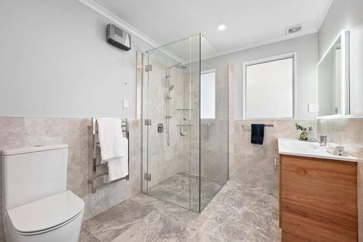 7 Tree Top Lane Paparangi_11