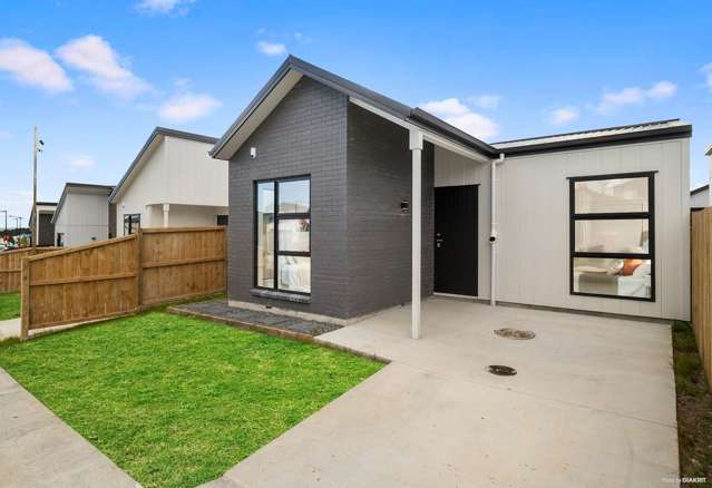 Spacious 3-Bedroom Home with Deck & Backyard !