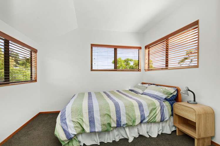 42 McEnroe Grove Naenae_16